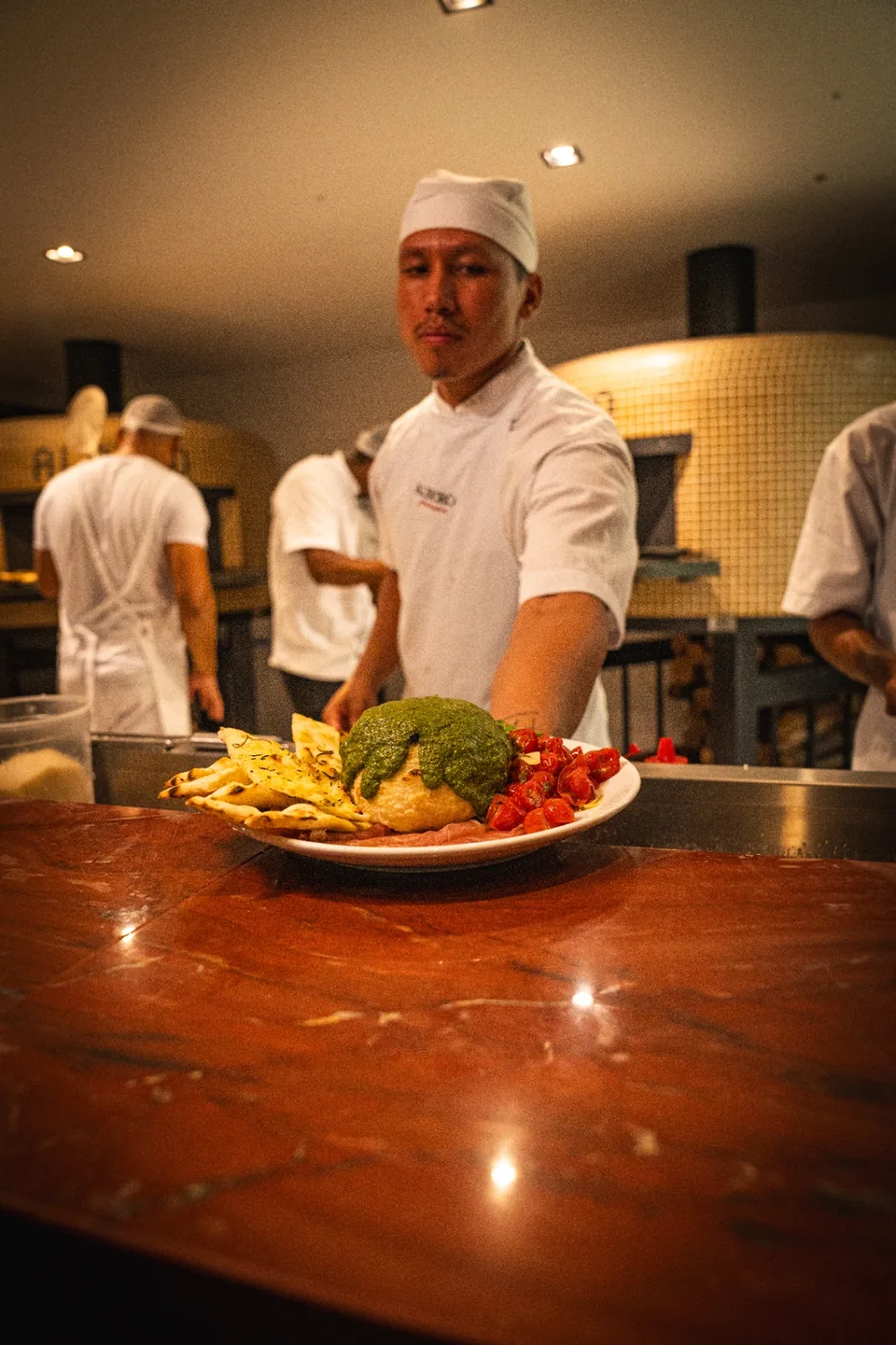 Burrata fresca com tomate confitado no azeite e manjericão.