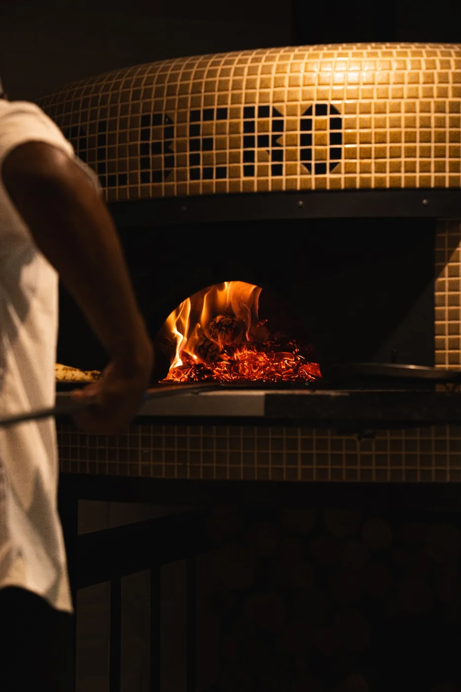 Pizzaiolo trabalhando a massa na Albero.