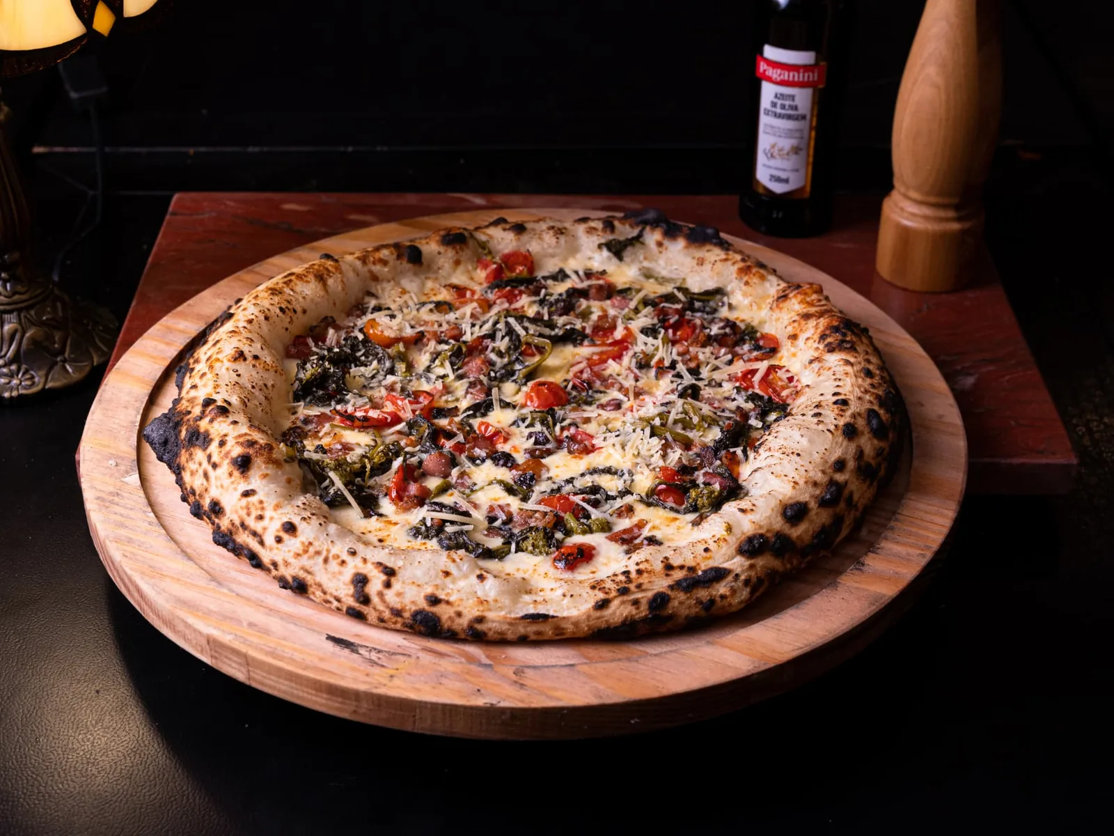 Pizza Albero com burrata, pistache e rosas de mortadela