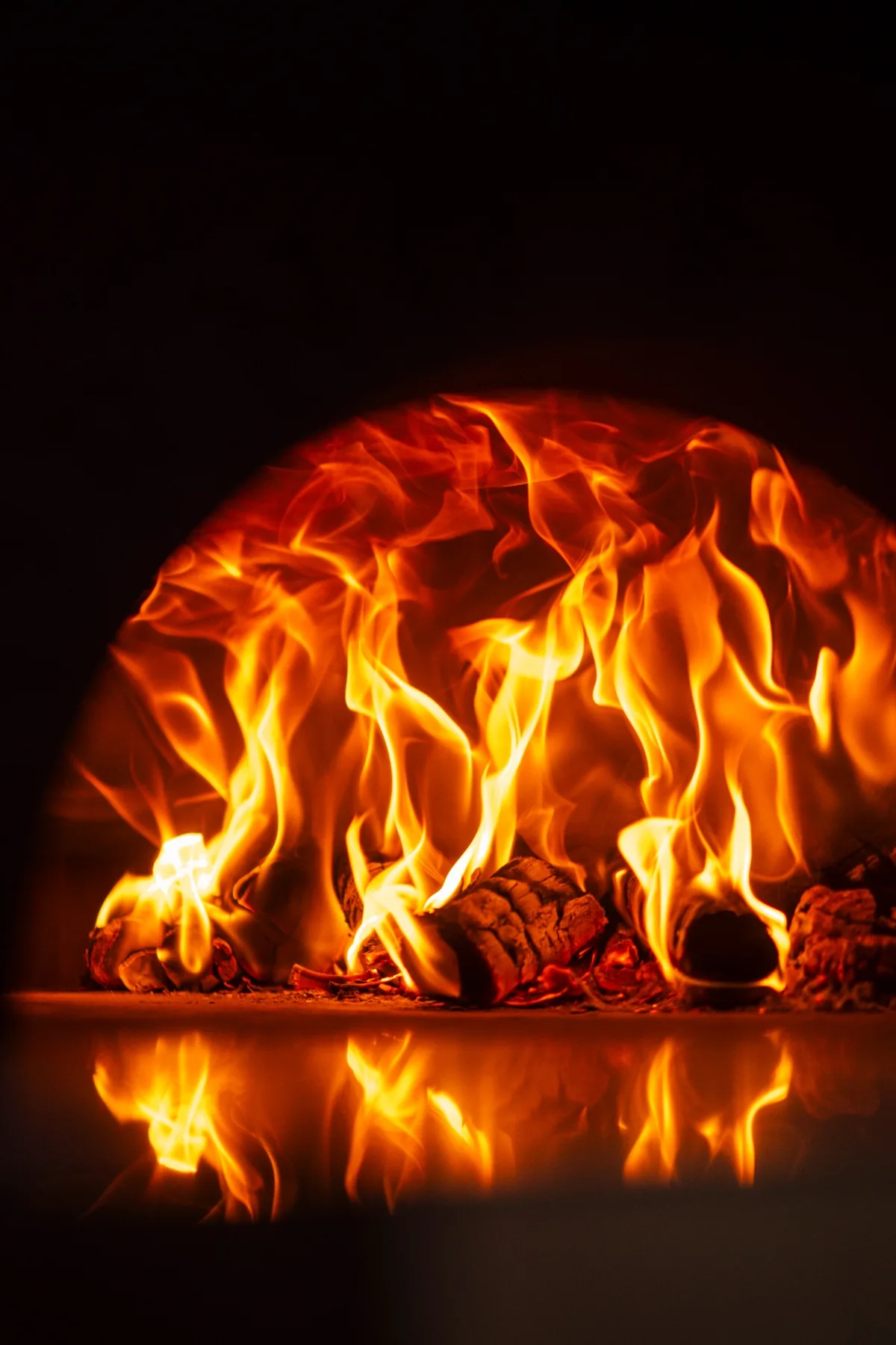 Chamas do forno a lenha da Albero.